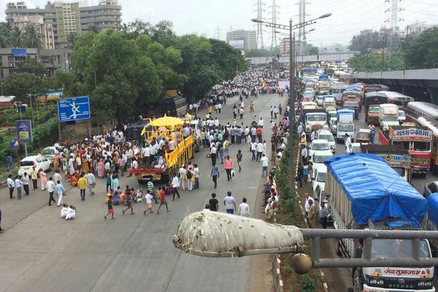Funeral procession brings traffic from Ghatkopar to Shivaji Park to a standstill 1