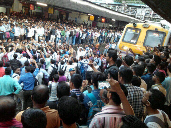 In Pictures: 'Rail Roko' at Badlapur station to protest against irregular services 2