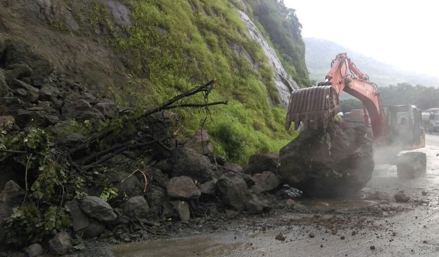 Landslide at Mumbra bypass highway, traffic towards Thane affected