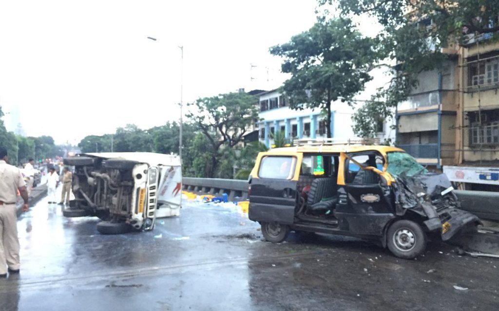 Speeding milk van rams into taxi on Dadar TT flyover, 6 injured