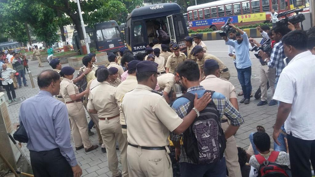 Students protest outside Mantralaya after college cancels course, cops manhandle & detain 1