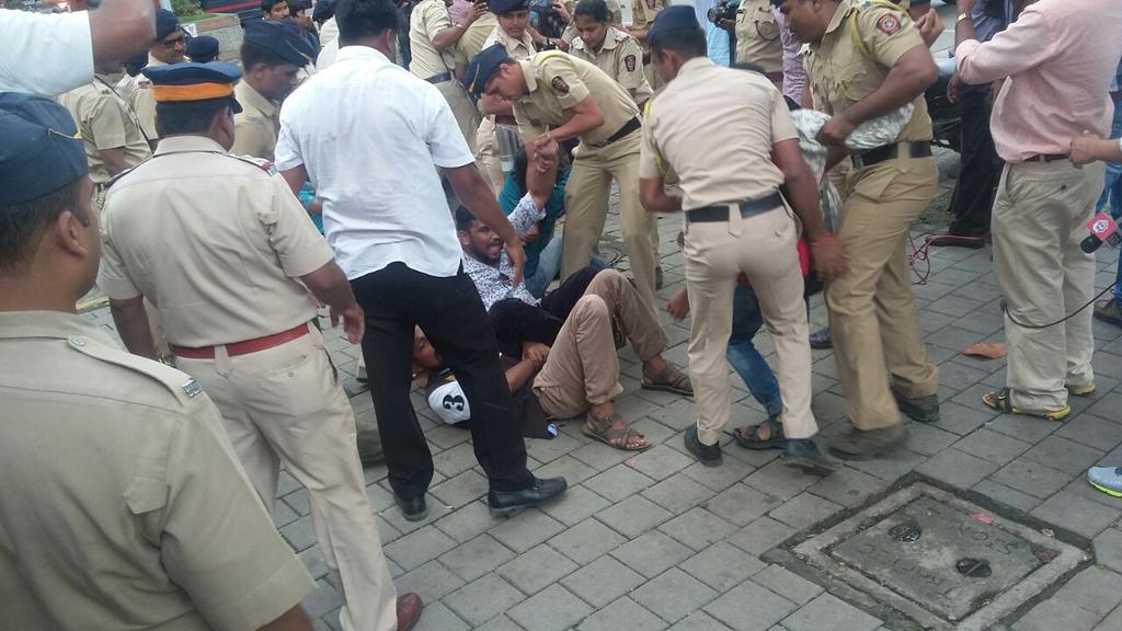 Students protest outside Mantralaya after college cancels course, cops manhandle & detain 2
