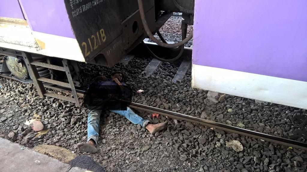 Youth commits suicide by jumping in front of local train at Bandra station 1