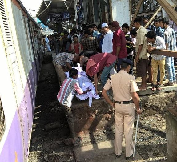 Youth commits suicide by jumping in front of local train at Bandra station