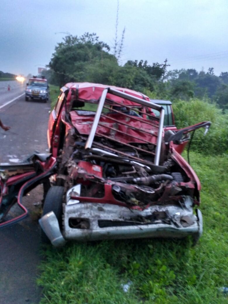 5 dead, 3 injured as Tavera rams into trailer on Mumbai-Pune expressway