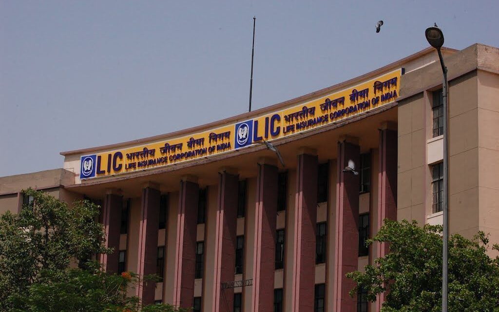 Senior LIC official cheats over 300 policyholders, pockets half crore