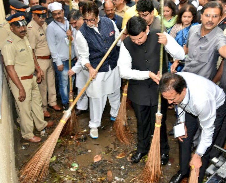 CM Fadnavis, Amitabh Bachchan pick up brooms for Maha Cleanathon at JJ Hospital