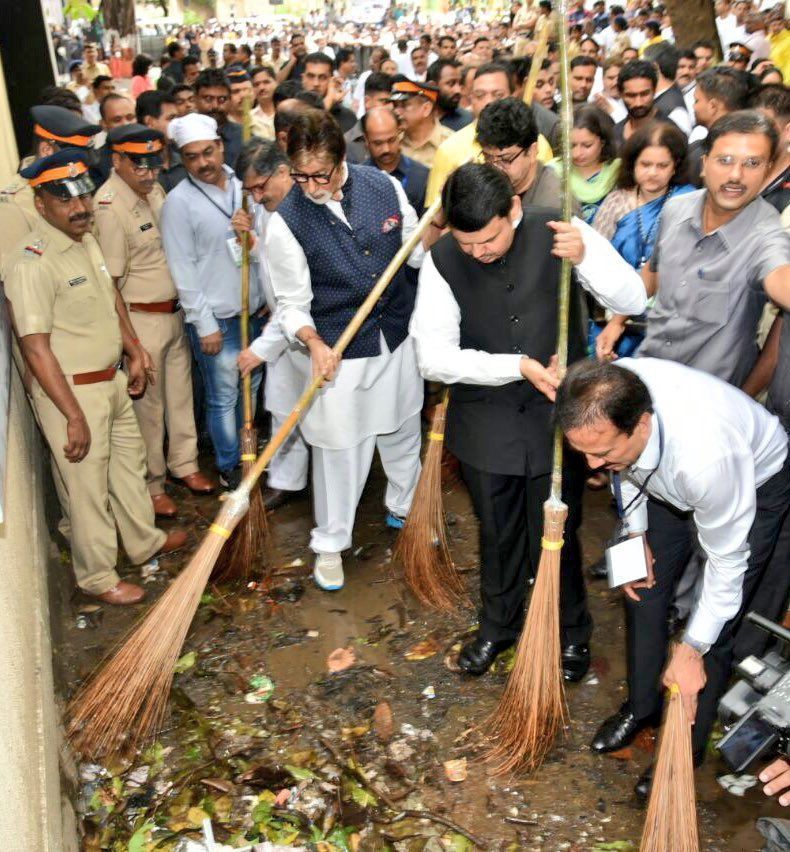 CM Fadnavis, Amitabh Bachchan pick up brooms for Maha Cleanathon at JJ Hospital