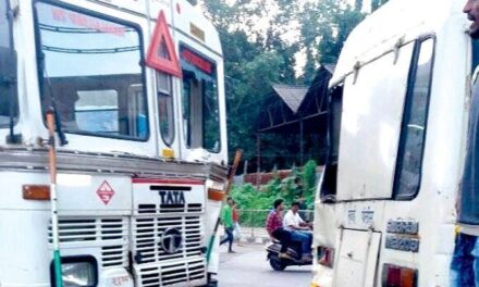 Drunk driver rams petrol tanker into police van in Govandi, injures 5 policemen