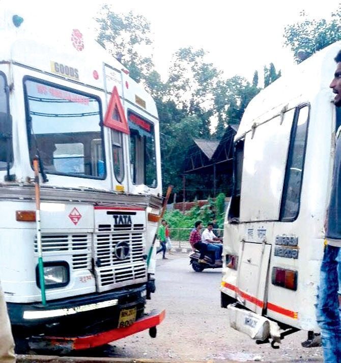 Drunk driver rams petrol tanker into police van in Govandi, injures 5 policemen