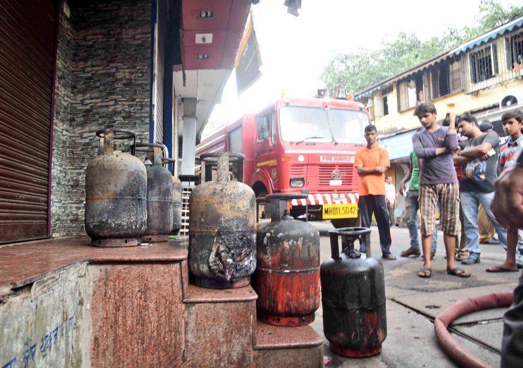 Fire breaks out at residential building in Mazgaon, 8 fire engines on spot 2