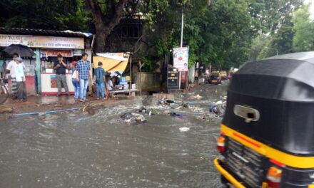 Gutter overflows in Kurla, renders road inaccessible for pedestrians