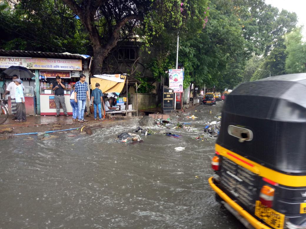 Gutter overflows in Kurla, renders road inaccessible for pedestrians 1