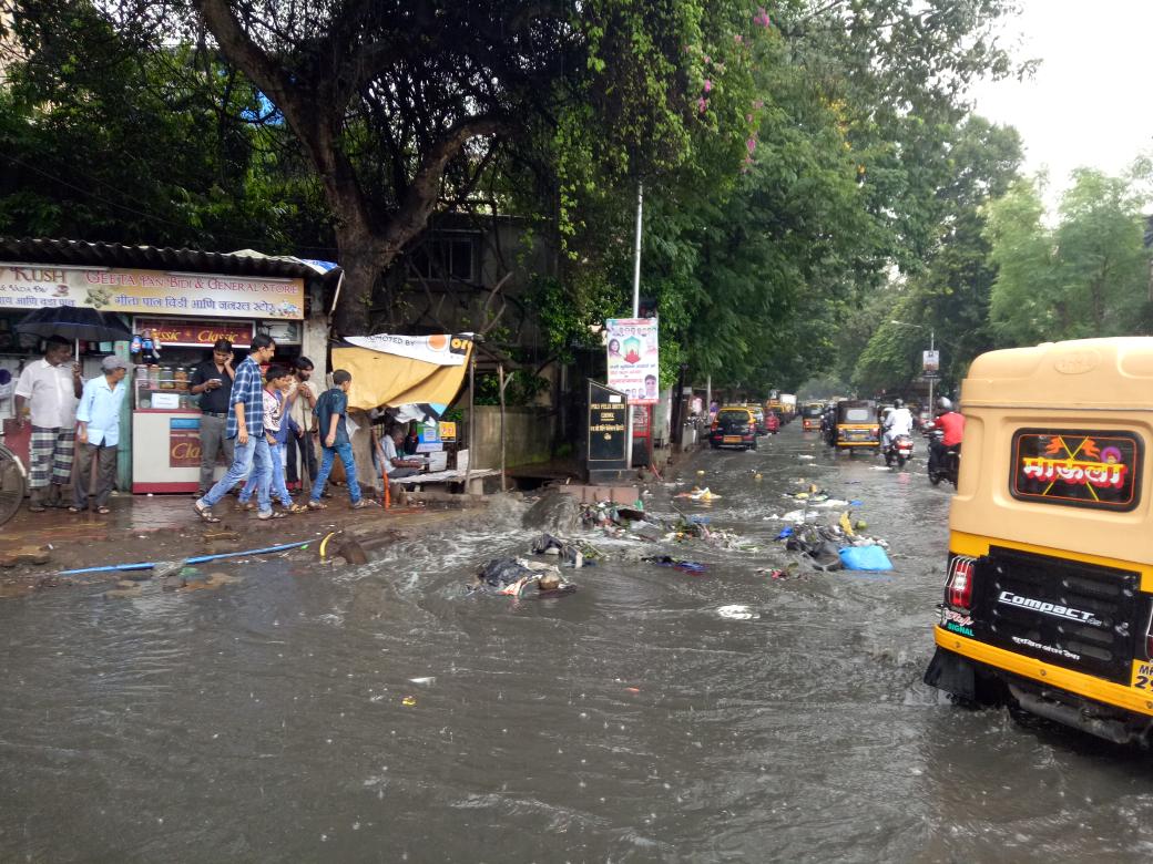 Gutter overflows in Kurla, renders road inaccessible for pedestrians