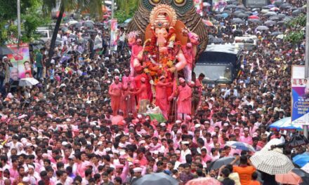 Visarjan In Pictures: Mumbai bids adieu to lord Ganesh in 2016