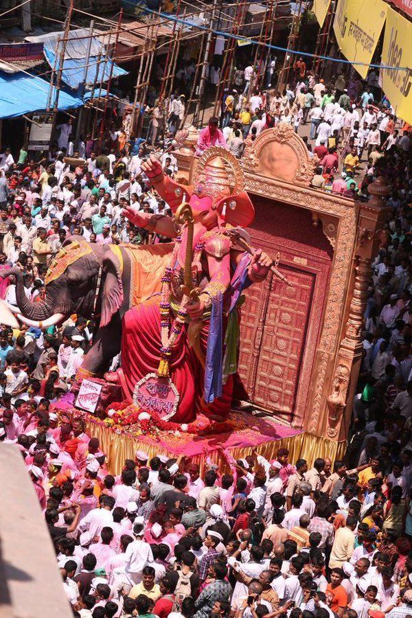 In Pictures: Mumbai bids adieu to lord Ganesh in 2016 5
