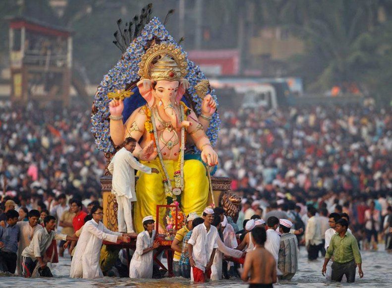 In Pictures: Mumbai bids adieu to lord Ganesh in 2016 6