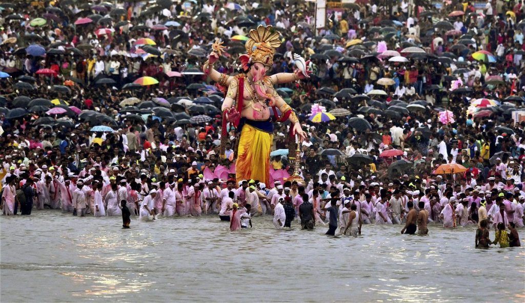 In Pictures: Mumbai bids adieu to lord Ganesh in 2016 8