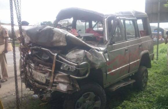 SUV crashes into divider and falls into valley near Mumbai-Pune expressway, 2 dead
