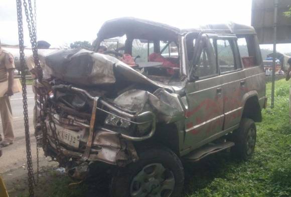 SUV crashes into divider and falls into valley near Mumbai-Pune expressway, 2 dead