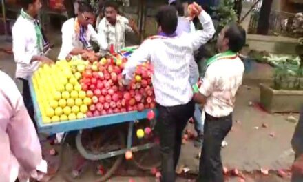 Video: MNS workers thrash fruit vendor from UP in Ghatkopar