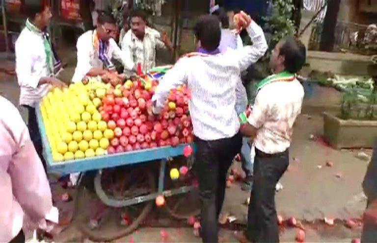 Video: MNS workers thrash fruit vendor from UP in Ghatkopar