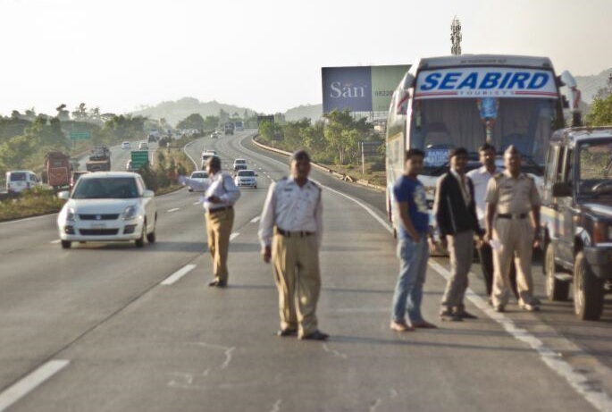 Pay Rs 200 fine if caught clicking selfies on Mumbai-Pune expressway