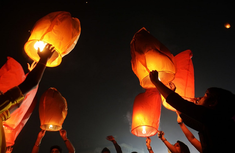 Mumbai police bans use of flying lanterns during Diwali due to perceived threat