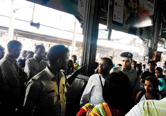 RPF offers to beat pervert who showed porn to teens at Bandra station, asks girls not to file complaint