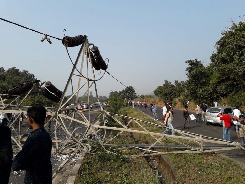 2 die as truck rams into power tower near Shahapur on Mumbai-Nashik highway, traffic diverted 2