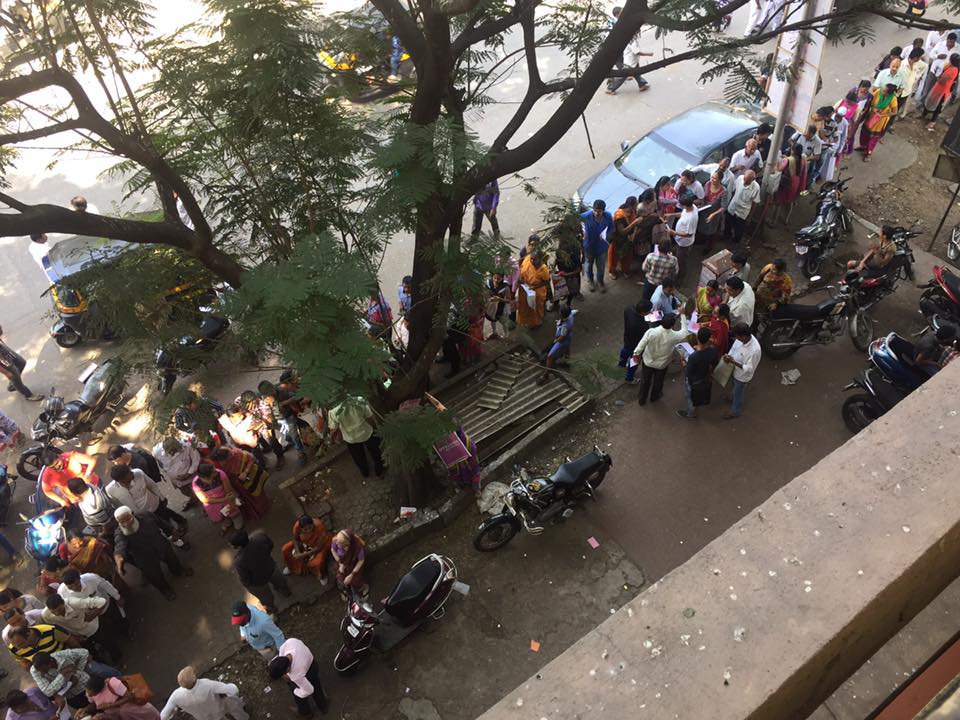 In Pictures: 36 hours after demonetization, thousands line up to exchange notes at Mumbai banks 1