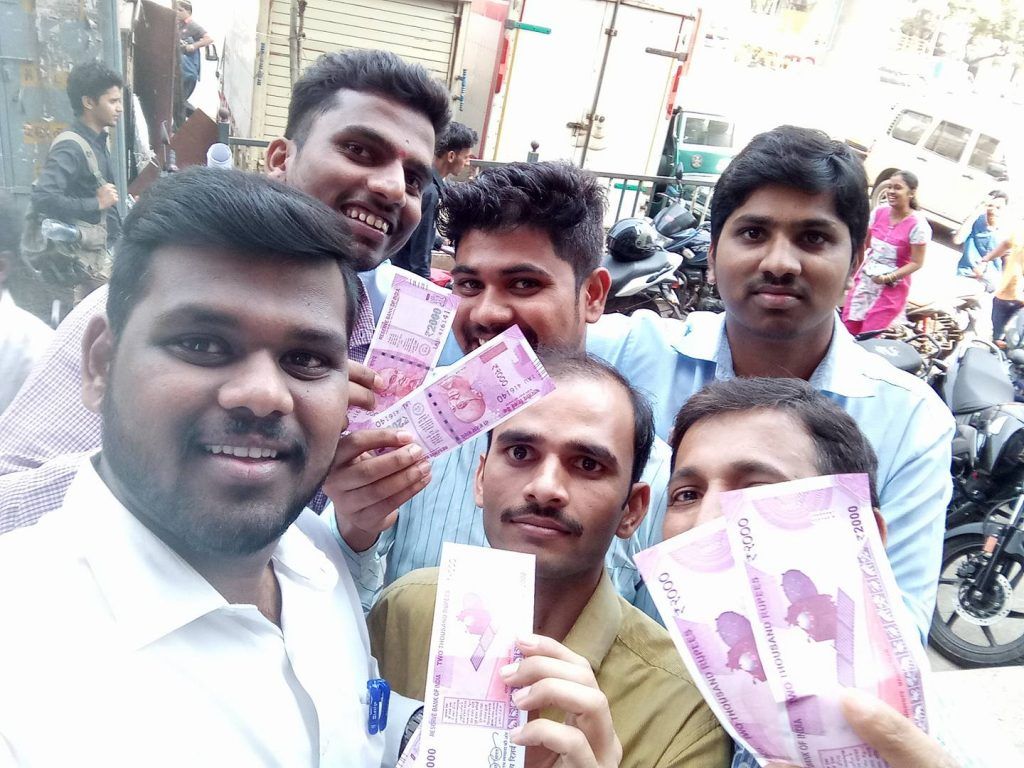 In Pictures: 36 hours after demonetization, thousands line up to exchange notes at Mumbai banks 2