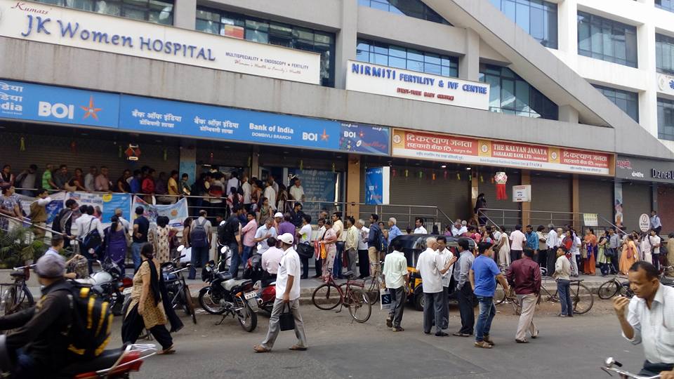 In Pictures: 36 hours after demonetization, thousands line up to exchange notes at Mumbai banks 3