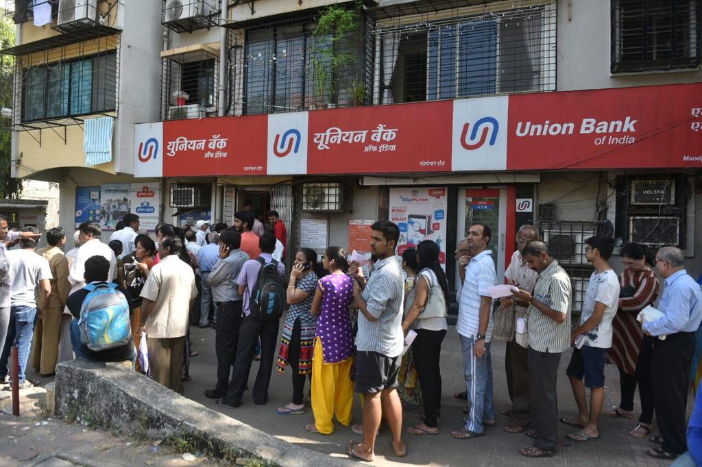 In Pictures: 36 hours after demonetization, thousands line up to exchange notes at Mumbai banks 4