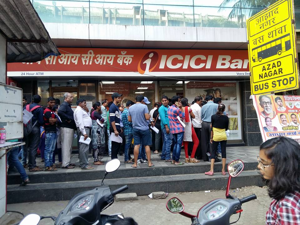 In Pictures: 36 hours after demonetization, thousands line up to exchange notes at Mumbai banks 7