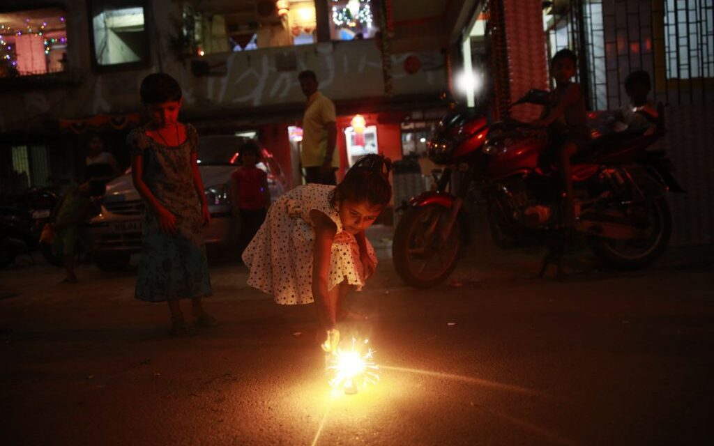 Mumbai: Diwali 2016 quietest in decade, but more polluted than last year