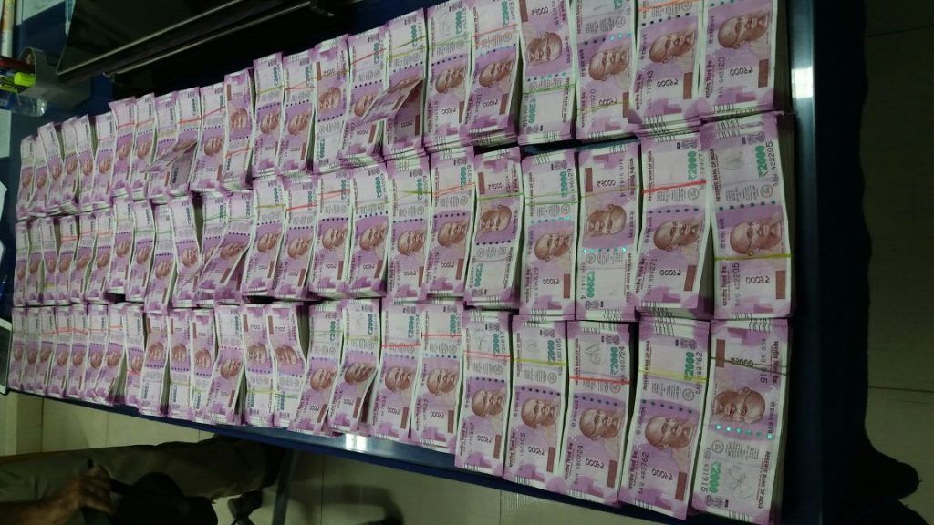 3 traders caught with Rs 1.4 crore in Rs 2000 notes during nakabandi in Andheri