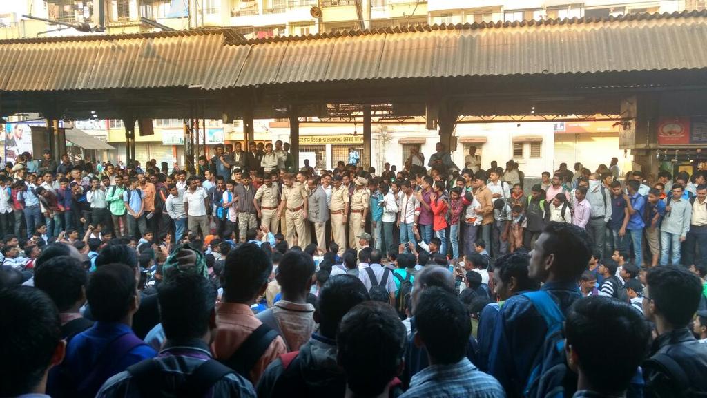 In Pics: Angry protesters block tracks at Titwala, bring CR services to halt 3