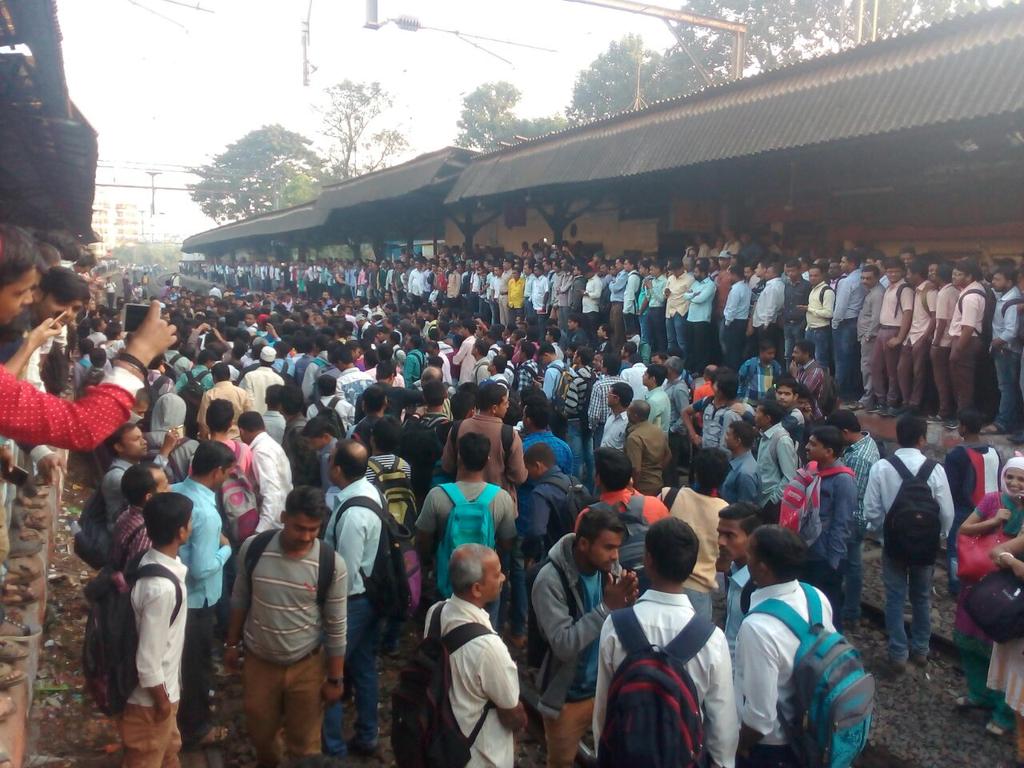 In Pics: Angry protesters block tracks at Titwala, bring CR services to halt 7