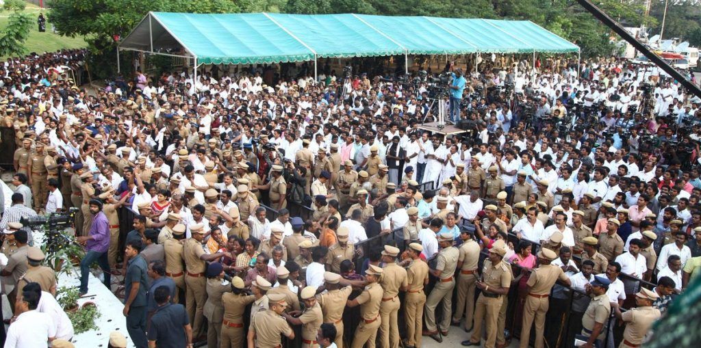 In Pictures: Lakhs of supporters throng to Rajaji Hall to pay homage to Jayalalithaa 5