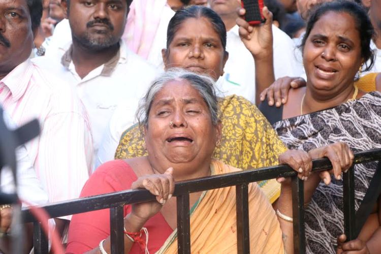 In Pictures: Lakhs of supporters throng to Rajaji Hall to pay homage to Jayalalithaa 7