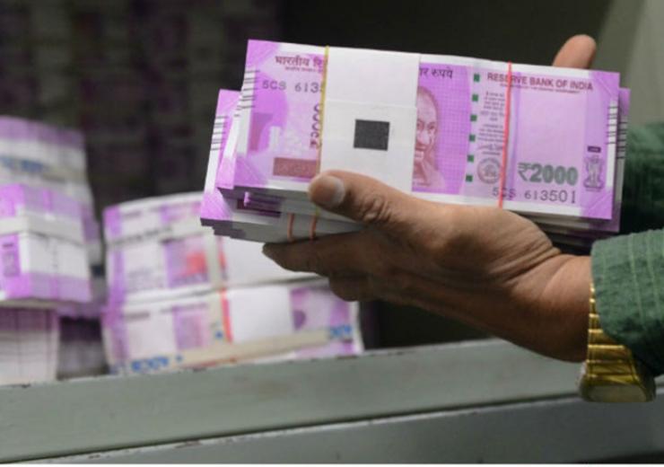 Mumbai Crime Branch seizes Rs 85 lakh in new 2000 rupee notes from Dadar