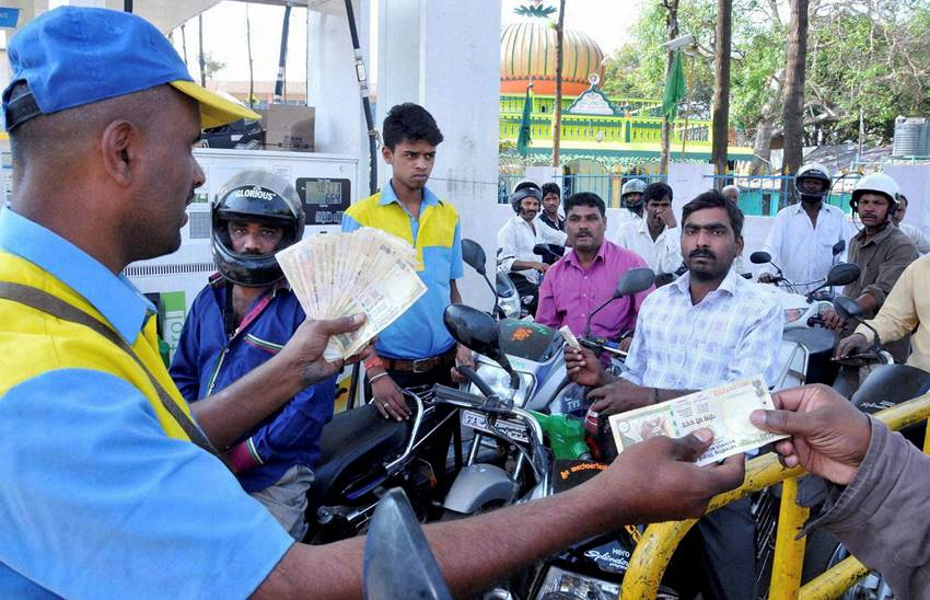 Petrol pumps, airports & toll plazas won't accept old Rs 500 notes from Dec 3