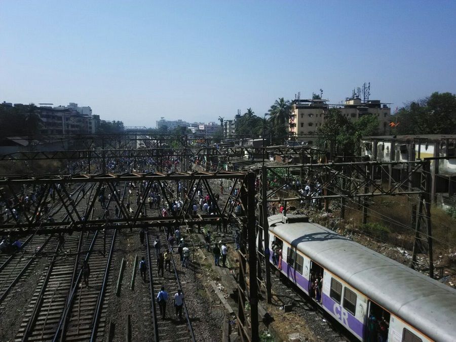 Angry locals stage rail-roko near Dombivali station, bring CR services to a halt 1