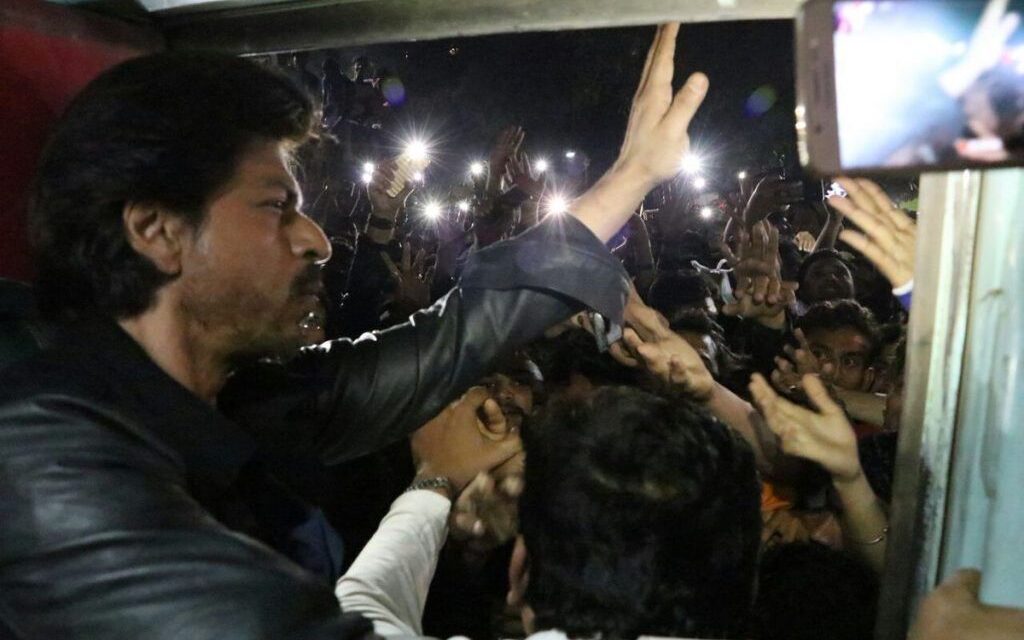 Fan dies of cardiac arrest as SRK arrives at Vadodara station to promote ‘Raees’