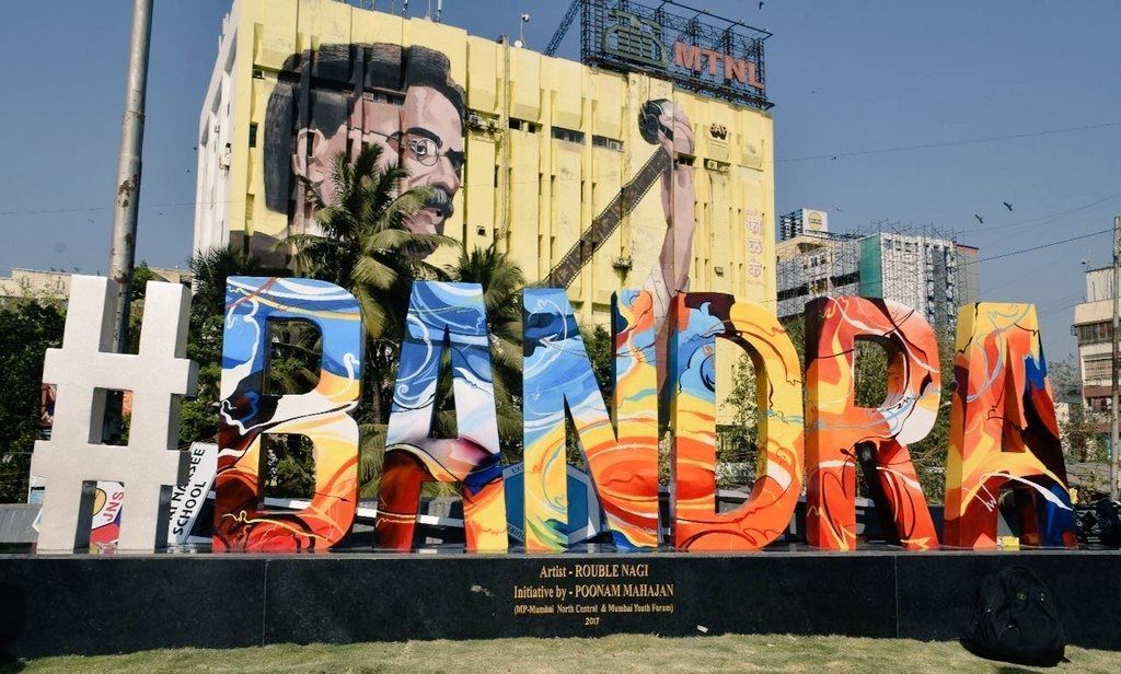 Shah Rukh, MP Poonam Mahajan inaugurate Rouble Nagi's #Bandra artwork