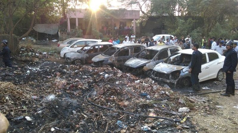 4 cars destroyed in fire near Rutu Estate opposite Commissioner's bungalow in Thane 1