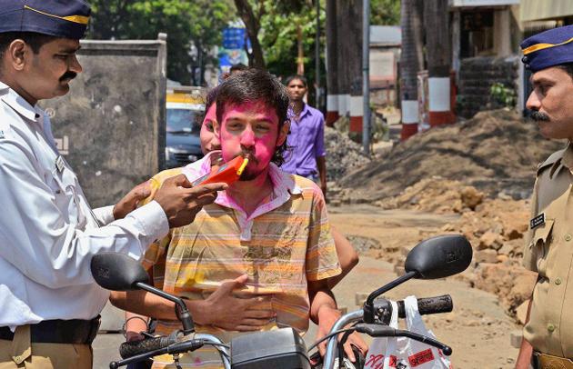 Holi 2017: Mumbai sees fewer traffic violations, more pollution