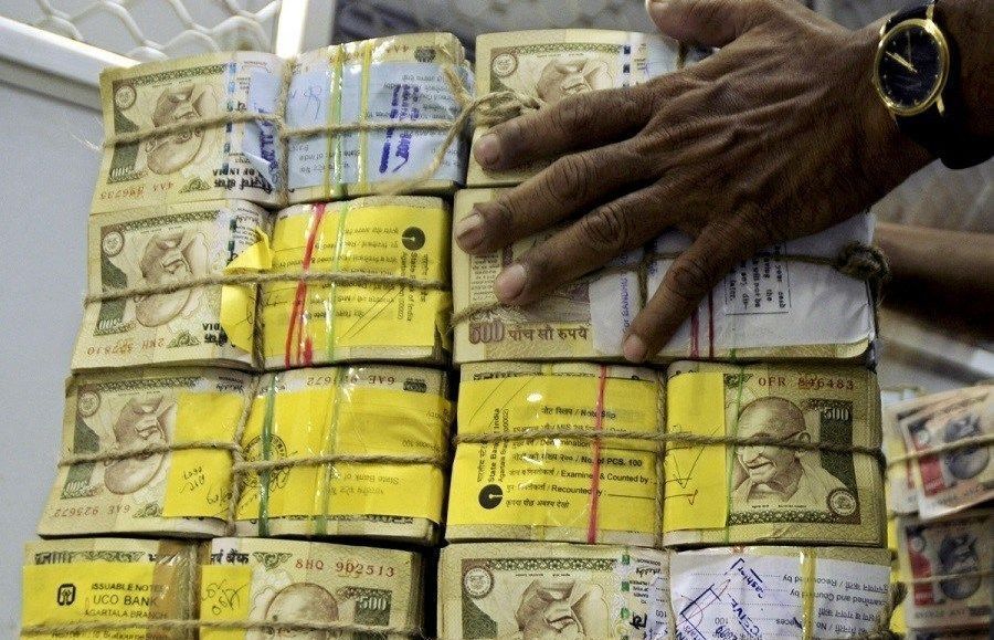 Police seize Rs 2 crore in demonetised notes from car in Kherwadi, arrest 4