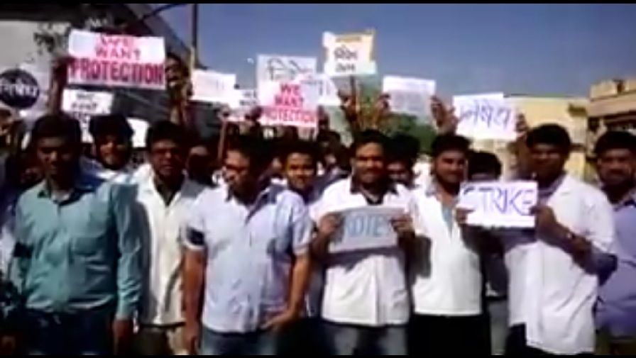 Video: Resident doctor assaulted by patient's relatives in Dhule, 9 arrested 1